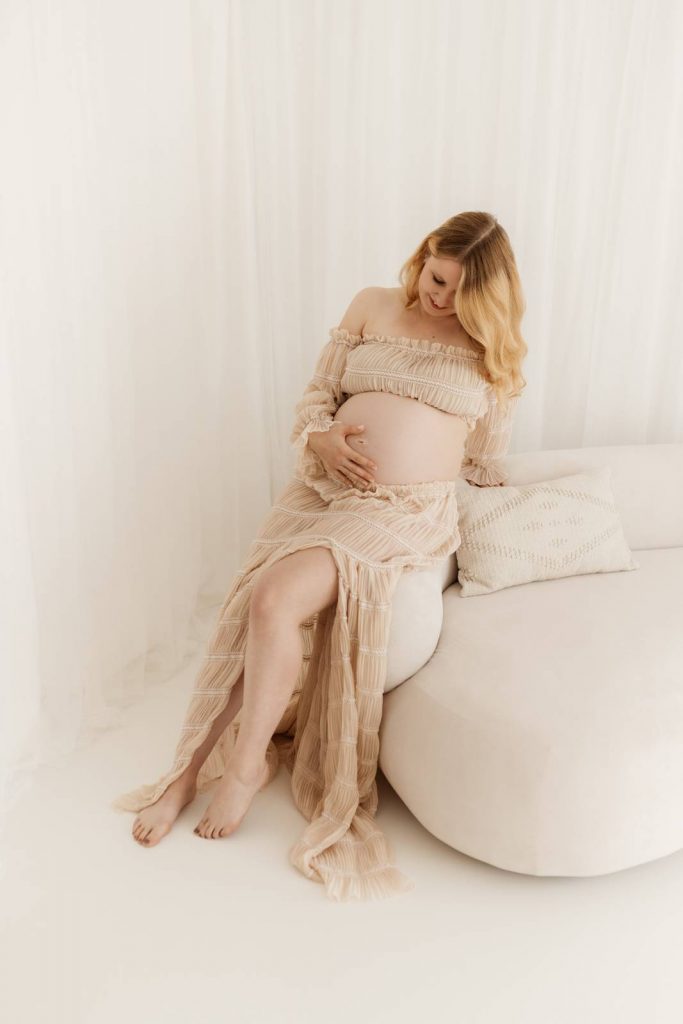 Schwangere Frau beim Babybauchshooting im Shootinkleid aus meinem Kundenkleiderschrank