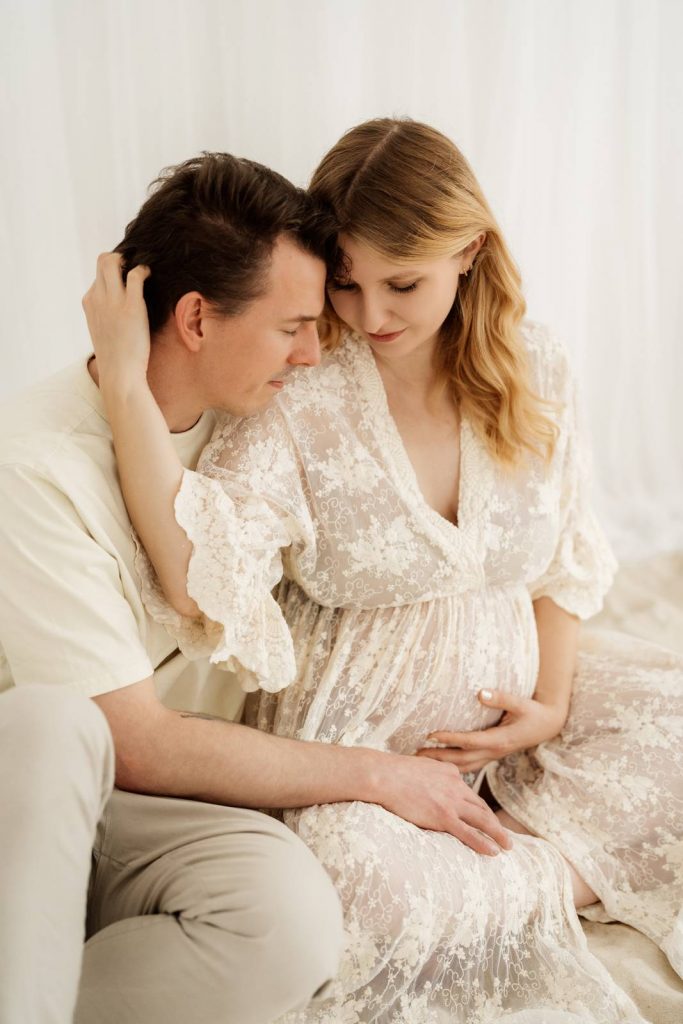 Schwangere Frau beim Babybauchshooting im Shootinkleid aus meinem Kundenkleiderschrank