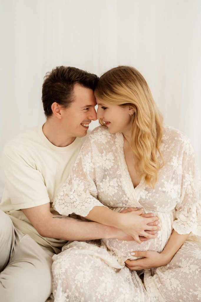 Schwangere Frau beim Babybauchshooting im Shootinkleid aus meinem Kundenkleiderschrank