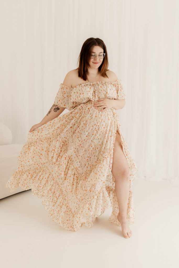 Schwangere Frau beim Babybauchshooting im Shootinkleid aus meinem Kundenkleiderschrank