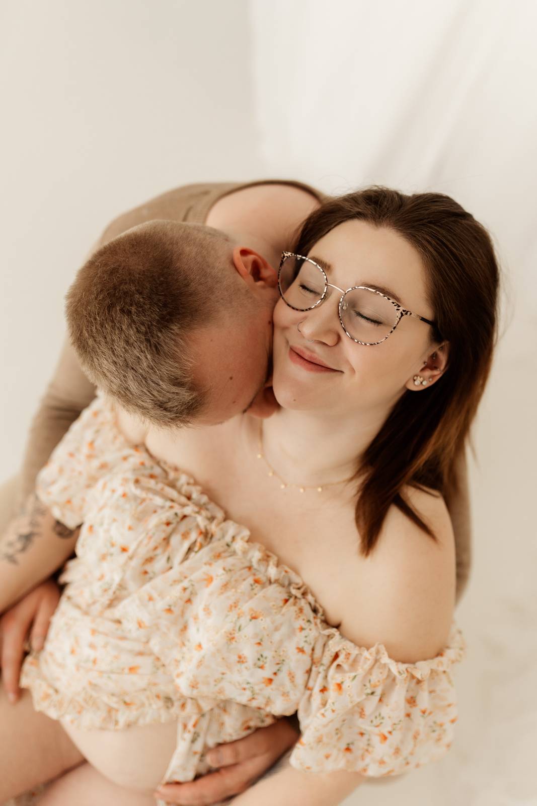 Portrait Fotoshooting Schwangere Frau beim Babybauchshooting im Shootinkleid aus meinem Kundenkleiderschrank