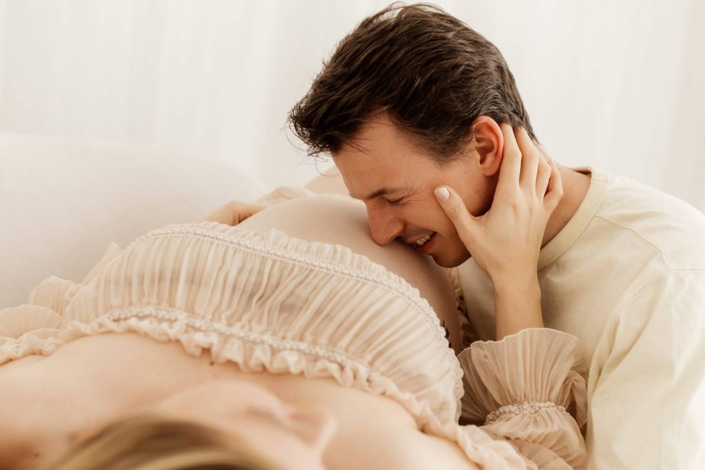 Schwangere Frau beim Babybauchshooting im Shootinkleid aus meinem Kundenkleiderschrank