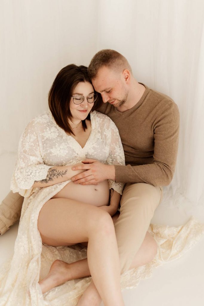 Schwangere Frau beim Babybauchshooting im Shootinkleid aus meinem Kundenkleiderschrank