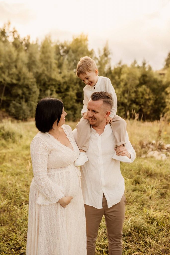 Schwangere Frau beim Babybauchshooting im Shootinkleid aus meinem Kundenkleiderschrank