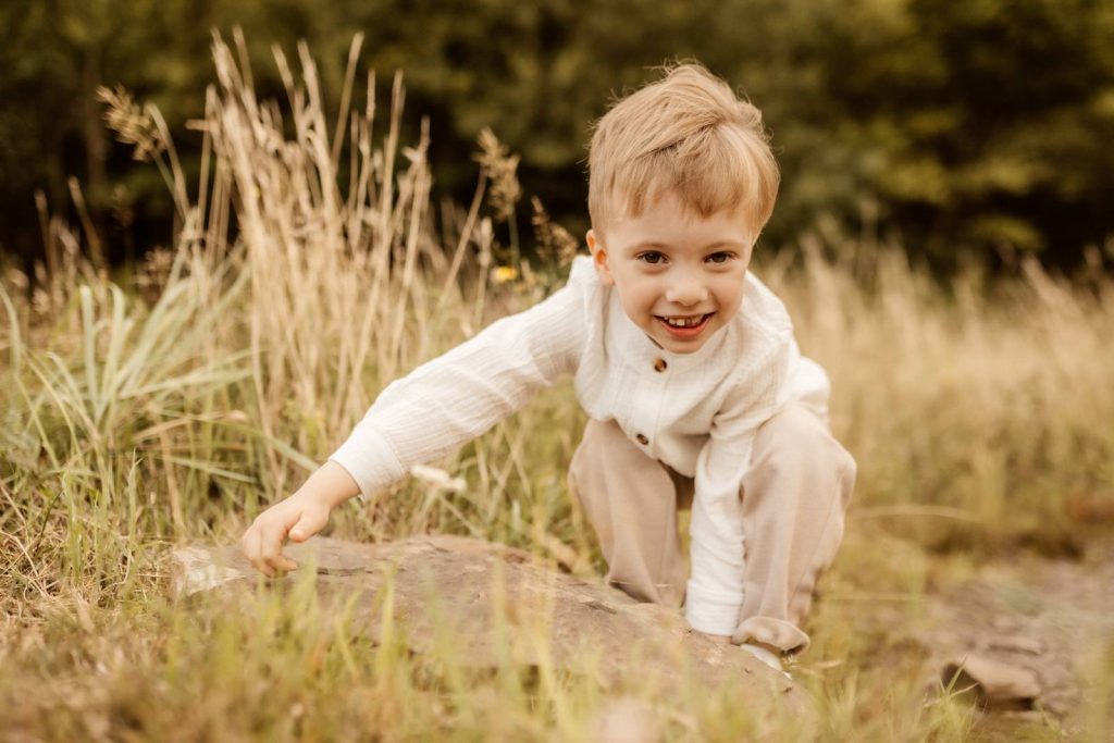 Familienshooting mit Kindern die wirklich Spaß haben, authentische Fotografie ohne Posing