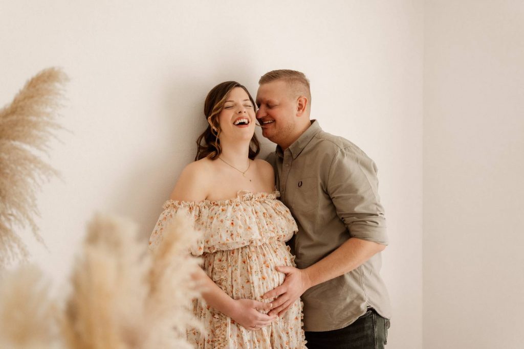 Schwangere Frau beim Babybauchshooting im Shootinkleid aus meinem Kundenkleiderschrank