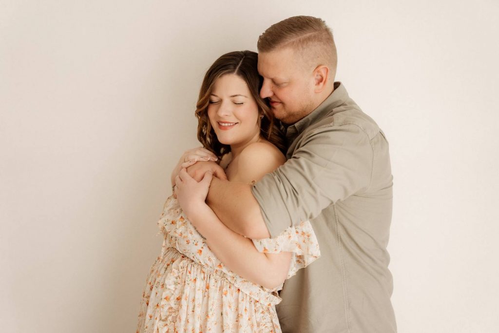 Schwangere Frau beim Babybauchshooting im Shootinkleid aus meinem Kundenkleiderschrank