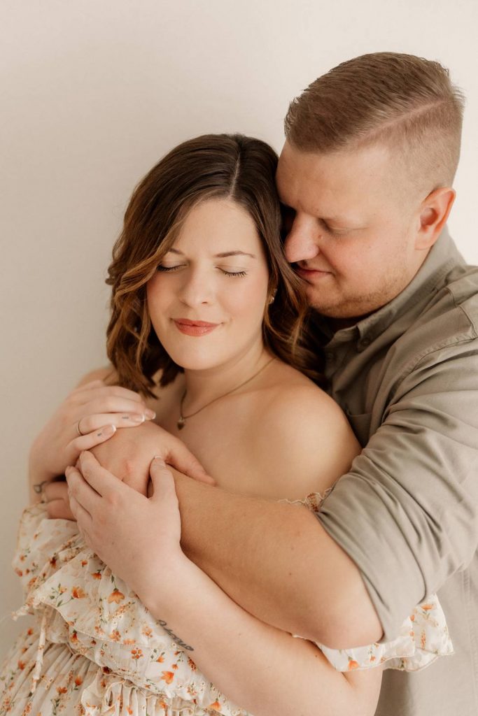 Schwangere Frau beim Babybauchshooting im Shootinkleid aus meinem Kundenkleiderschrank