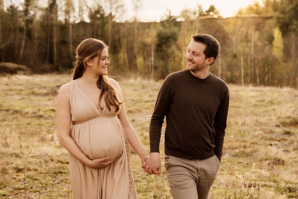 Schwangere Frau beim Babybauchshooting im Shootinkleid aus meinem Kundenkleiderschrank