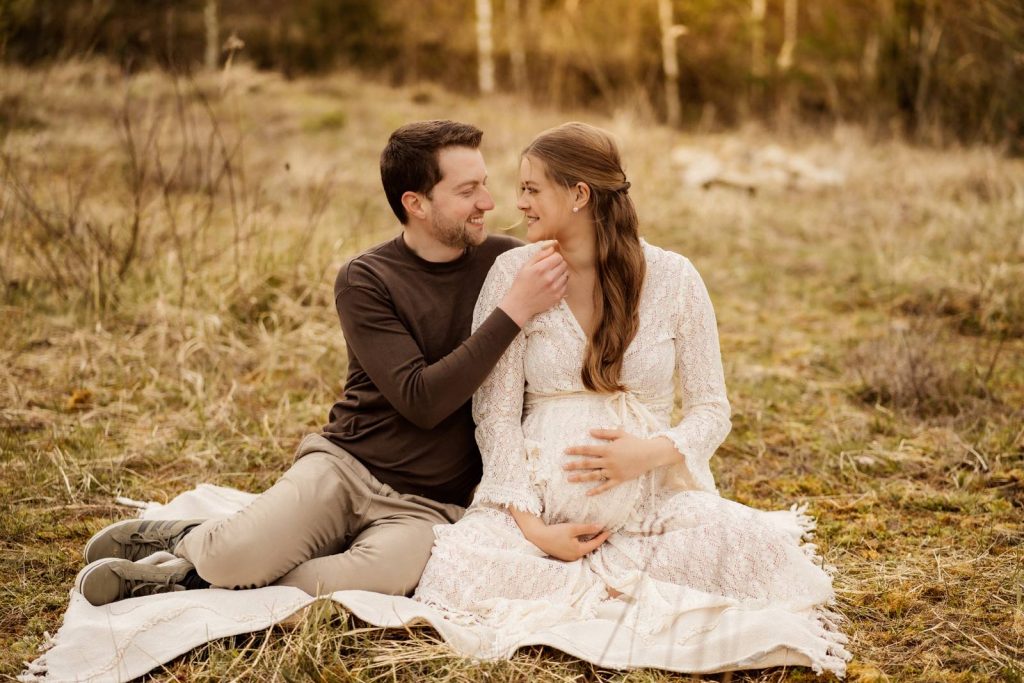Schwangere Frau beim Babybauchshooting im Shootinkleid aus meinem Kundenkleiderschrank