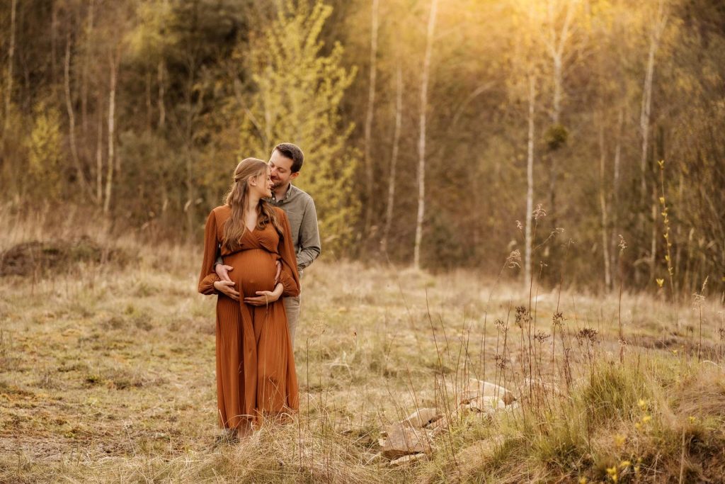 Schwangere Frau beim Babybauchshooting im Shootinkleid aus meinem Kundenkleiderschrank