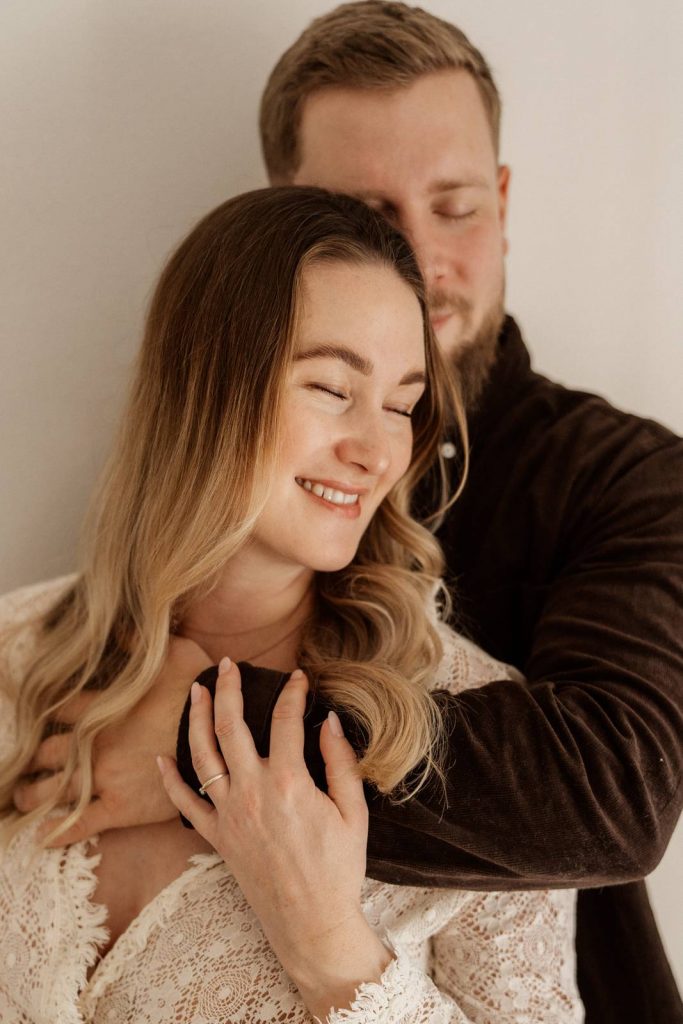 Schwangere Frau beim Babybauchshooting im Shootinkleid aus meinem Kundenkleiderschrank