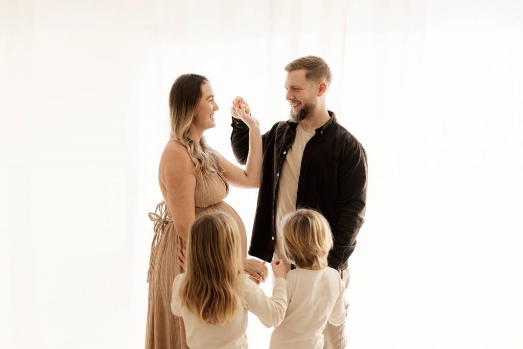 Schwangere Frau beim Babybauchshooting im Shootinkleid aus meinem Kundenkleiderschrank