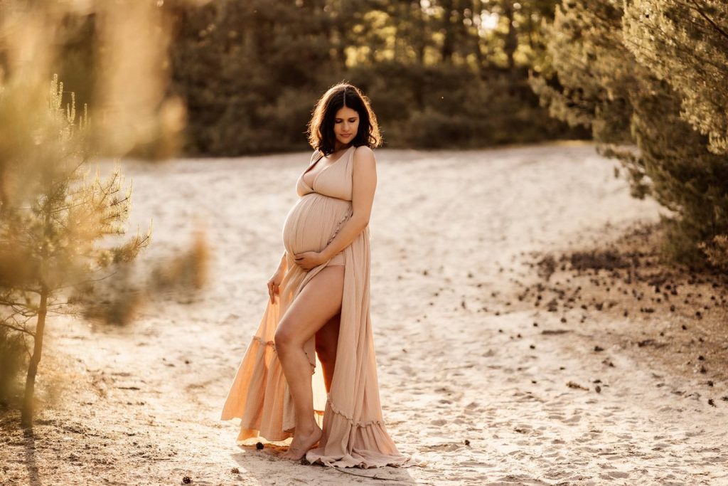 Schwangere Frau beim Babybauchshooting im Shootinkleid aus meinem Kundenkleiderschrank
