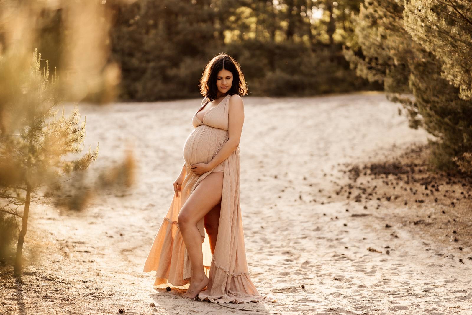 Schwangere Frau beim Babybauchshooting im Shootinkleid aus meinem Kundenkleiderschrank