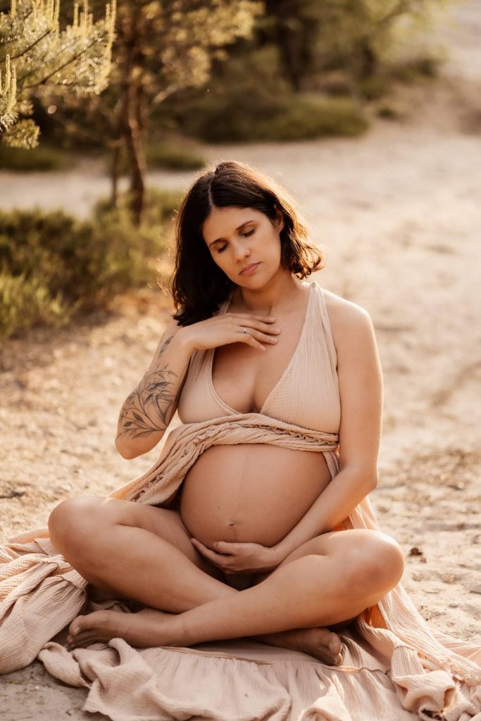 Schwangere Frau beim Babybauchshooting im Shootinkleid aus meinem Kundenkleiderschrank