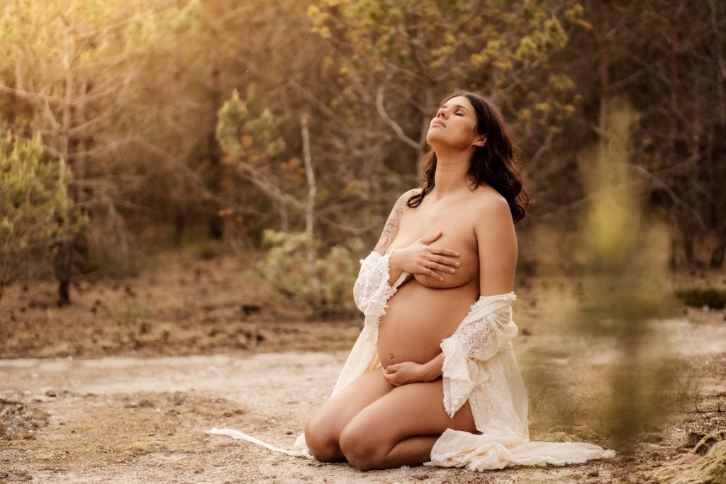 Schwangere Frau beim Babybauchshooting im Shootinkleid aus meinem Kundenkleiderschrank