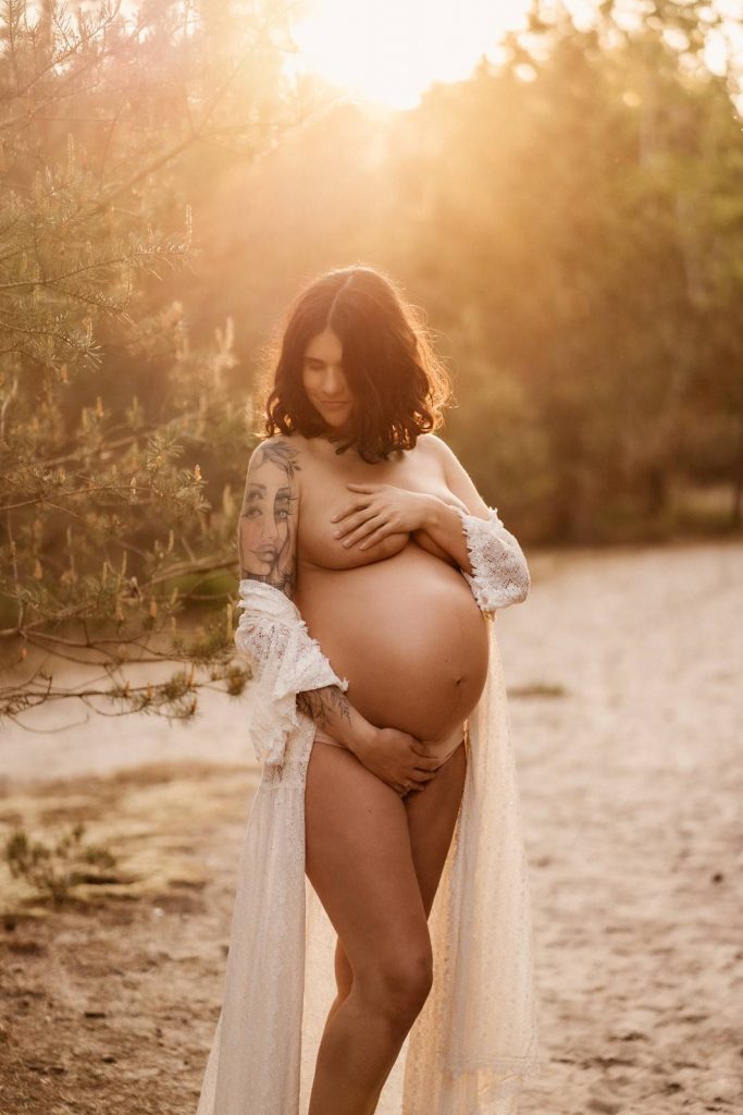 Schwangere Frau beim Babybauchshooting im Shootinkleid aus meinem Kundenkleiderschrank