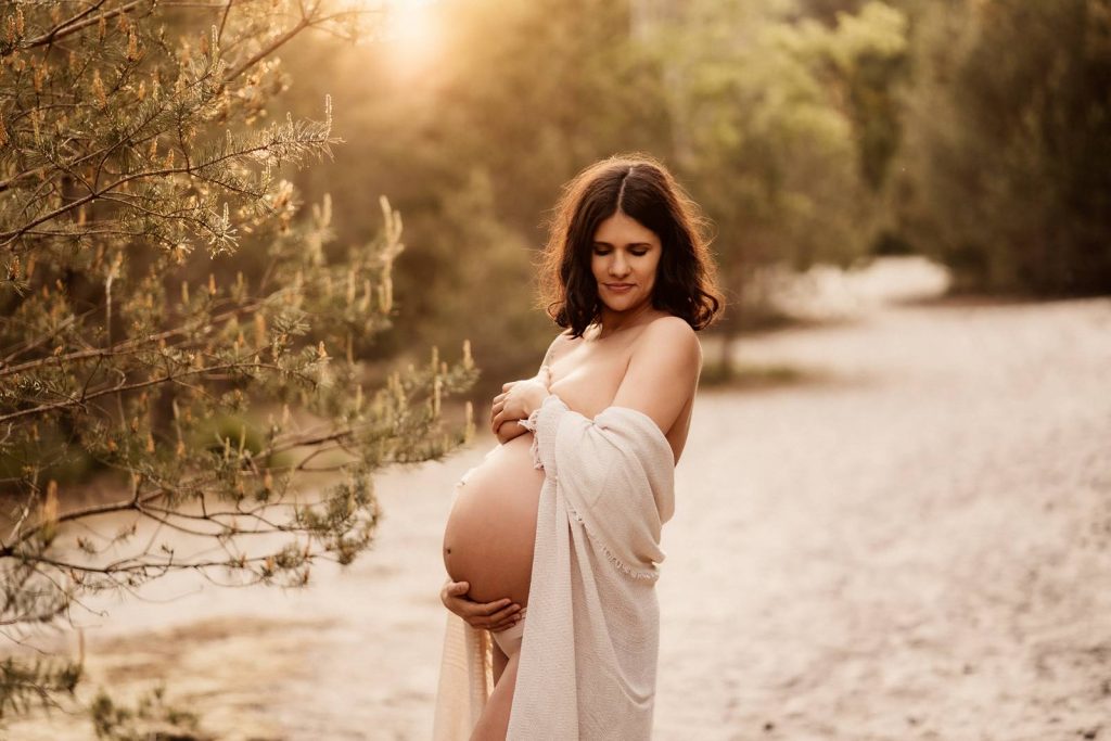 Schwangere Frau beim Babybauchshooting im Shootinkleid aus meinem Kundenkleiderschrank