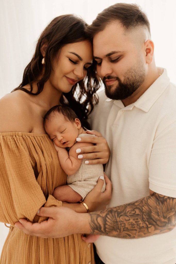 Baby gehalten von Mama und Papa beim Babyshooting