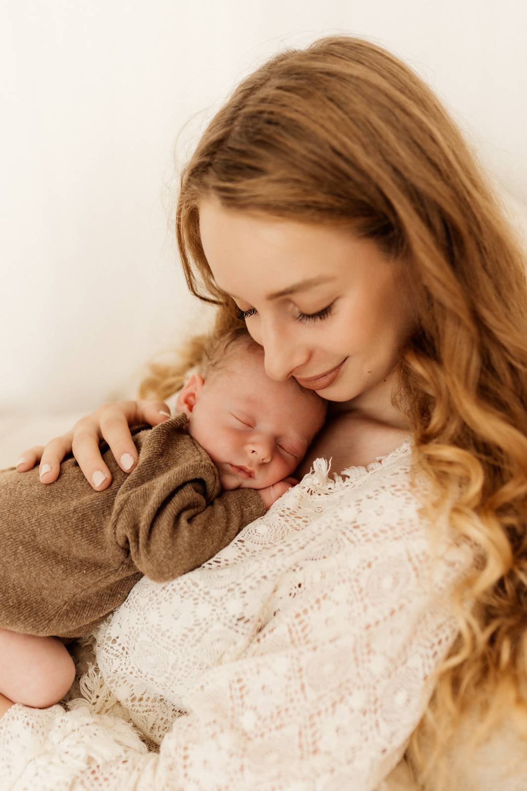 Baby gehalten von Mama beim Babyshooting