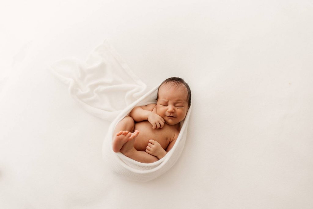 neugeborenes Baby schlafend auf einer Decke