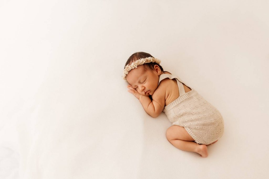 neugeborenes Baby schlafend auf einer Decke