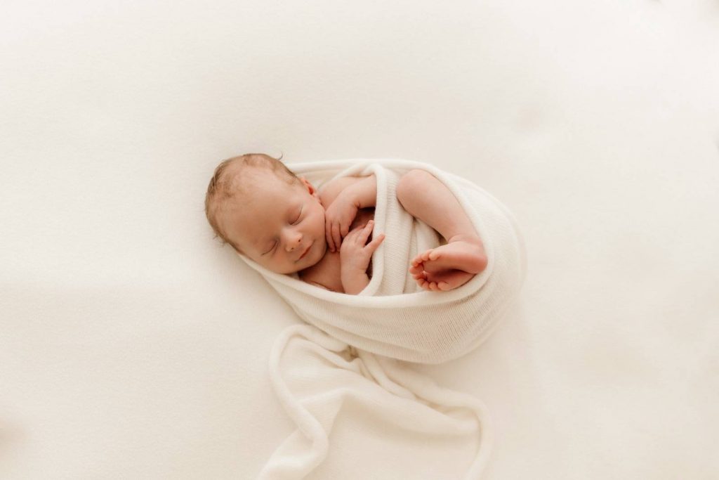 neugeborenes Baby schlafend auf einer Decke
