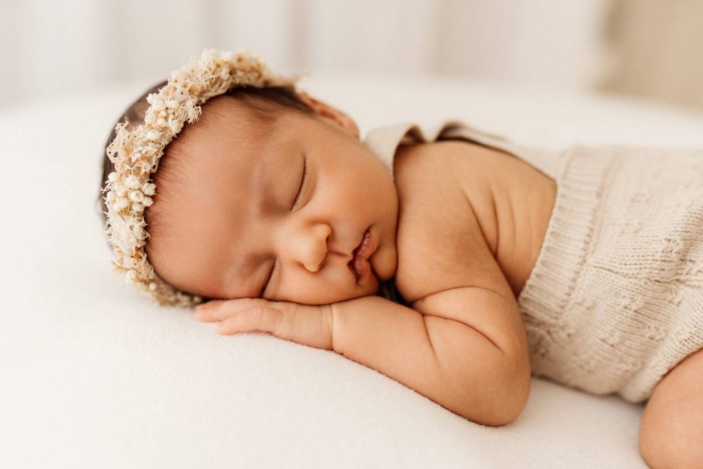 neugeborenes Baby schlafend auf einer Decke