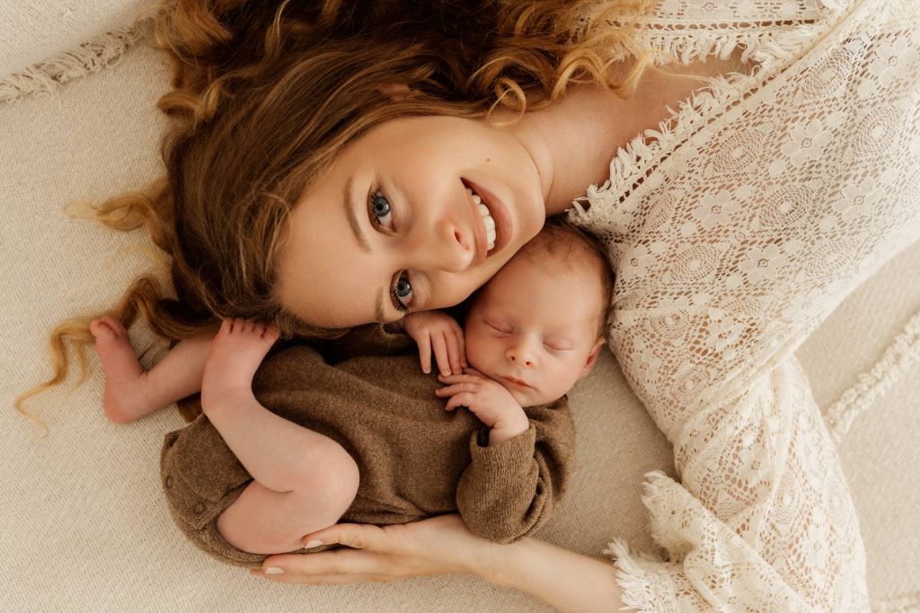 Baby gehalten von Mama beim Babyshooting