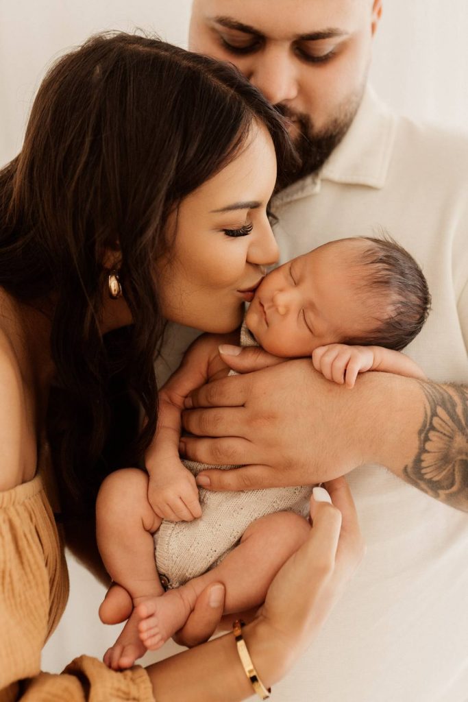 Baby gehalten von Mama und Papa beim Babyshooting