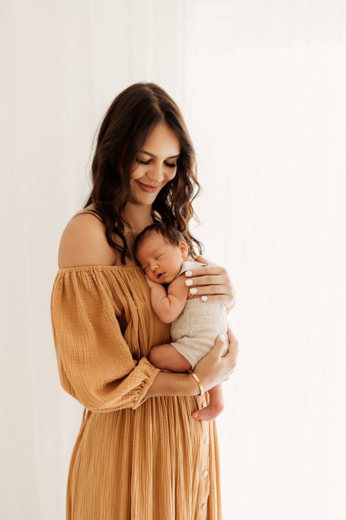 Baby gehalten von Mama beim Babyshooting