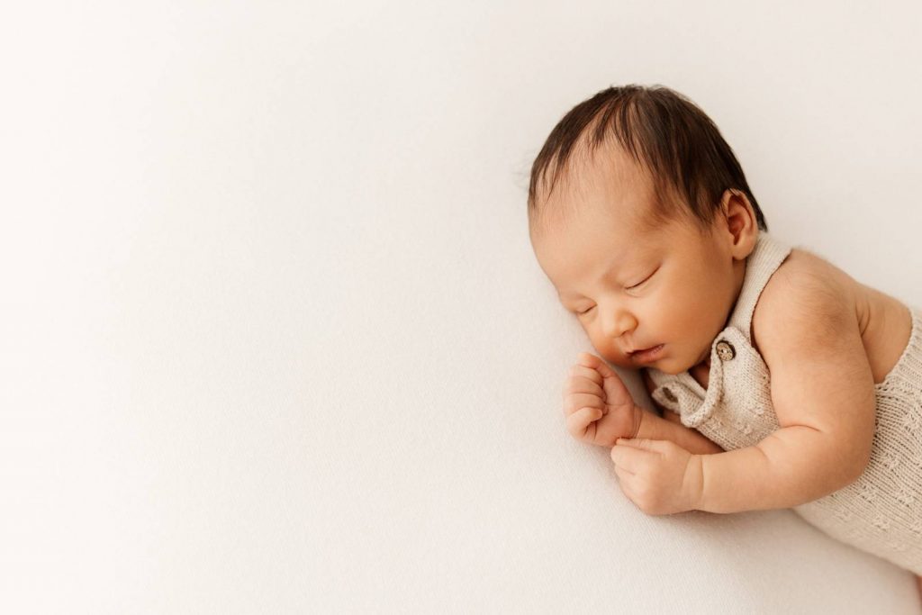 neugeborenes Baby schlafend auf einer Decke