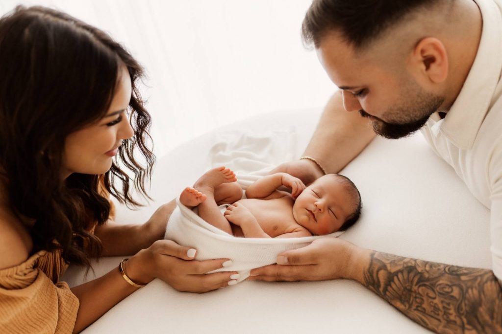 Baby gehalten von Mama und Papa beim Babyshooting