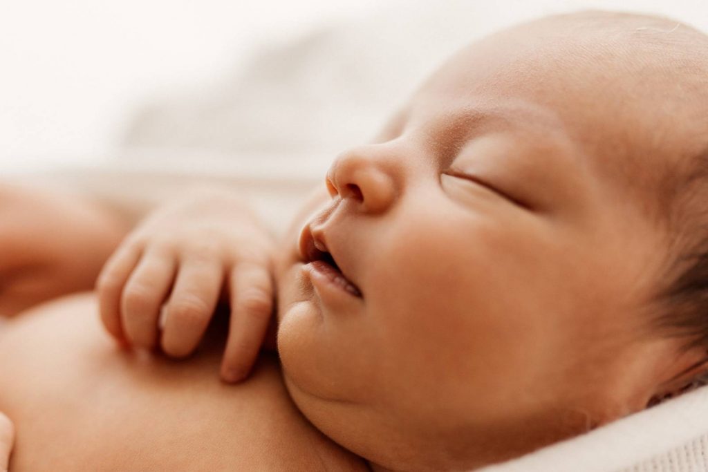 neugeborenes Baby schlafend auf einer Decke