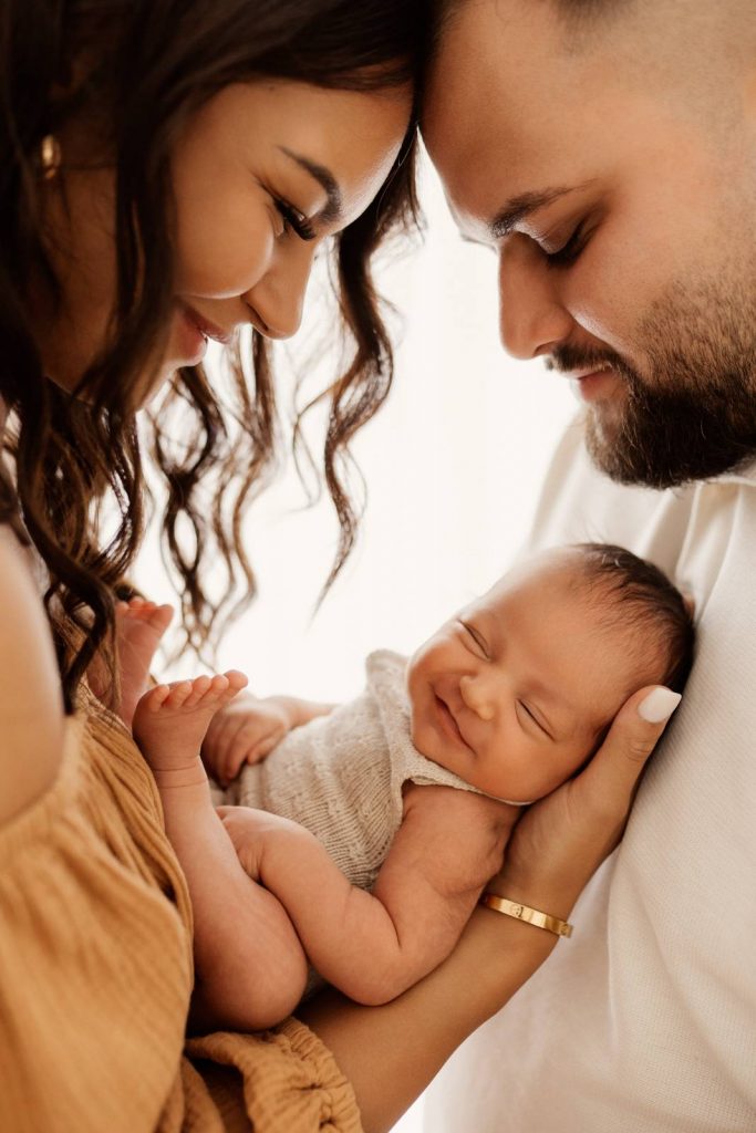 Baby gehalten von Mama und Papa beim Babyshooting