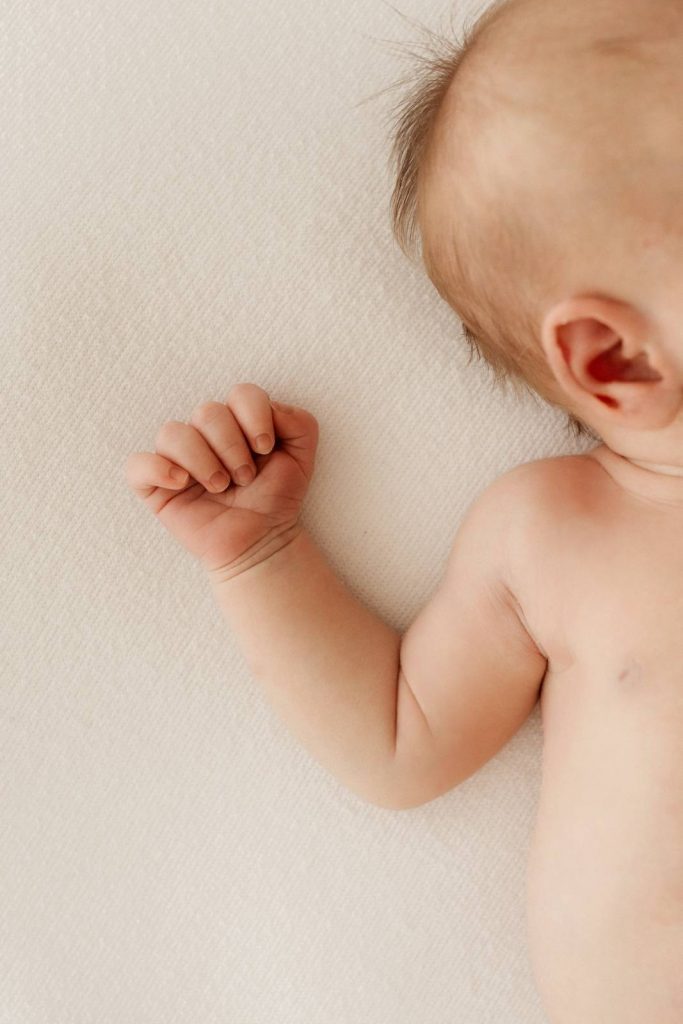 neugeborenes Baby schlafend auf einer Decke
