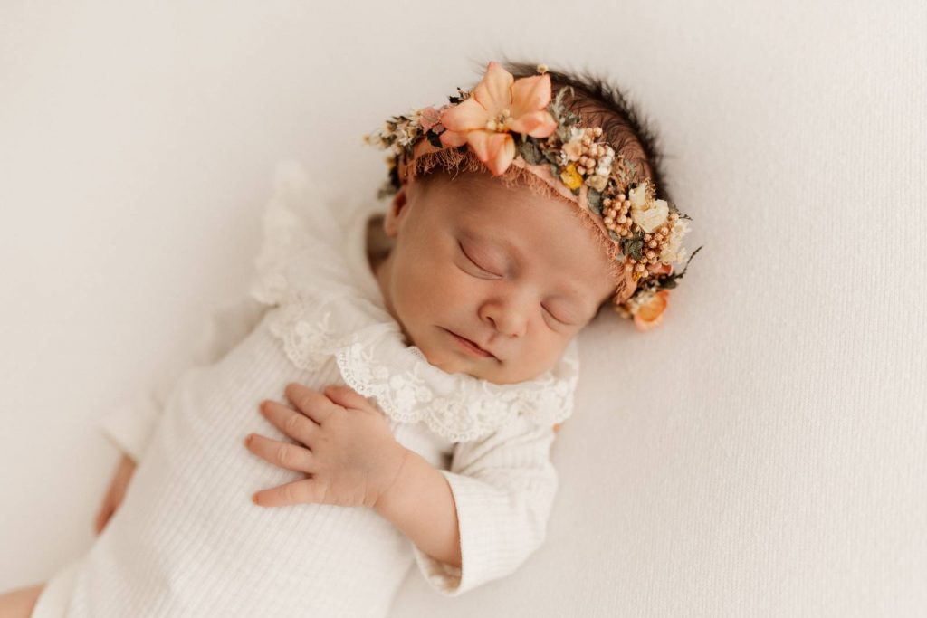 neugeborenes Baby schlafend auf einer Decke
