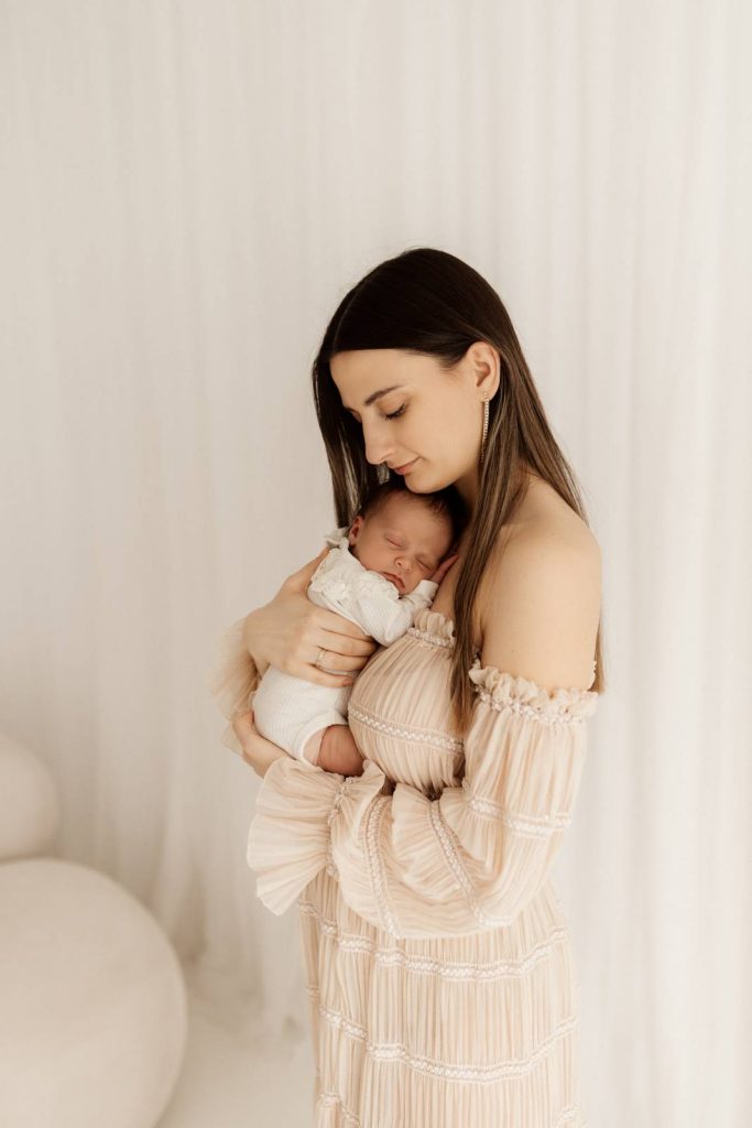 Baby gehalten von Mama beim Babyshooting