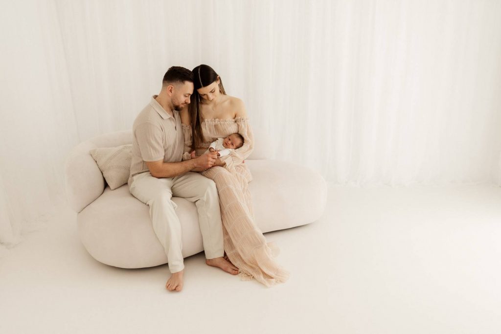 Baby gehalten von Mama und Papa beim Babyshooting