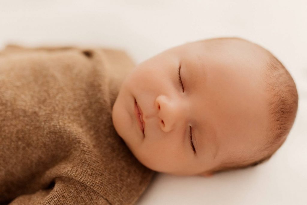 neugeborenes Baby schlafend auf einer Decke