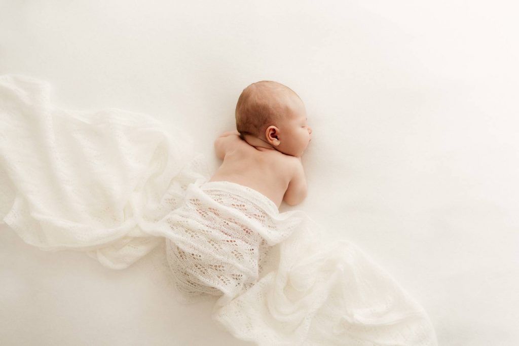 neugeborenes Baby schlafend auf einer Decke