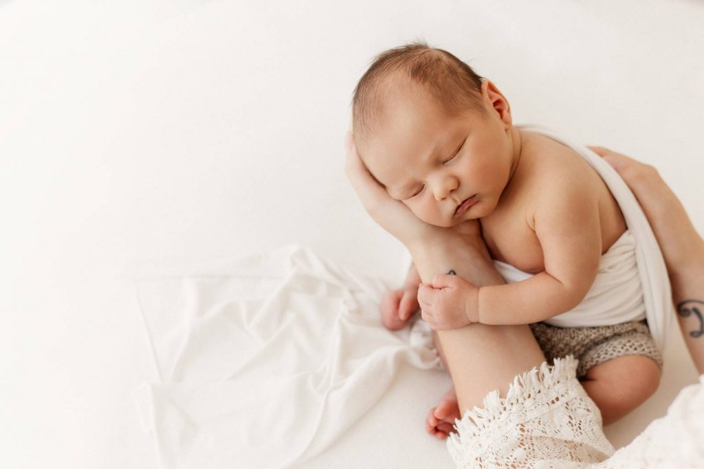 neugeborenes Baby schlafend auf einer Decke