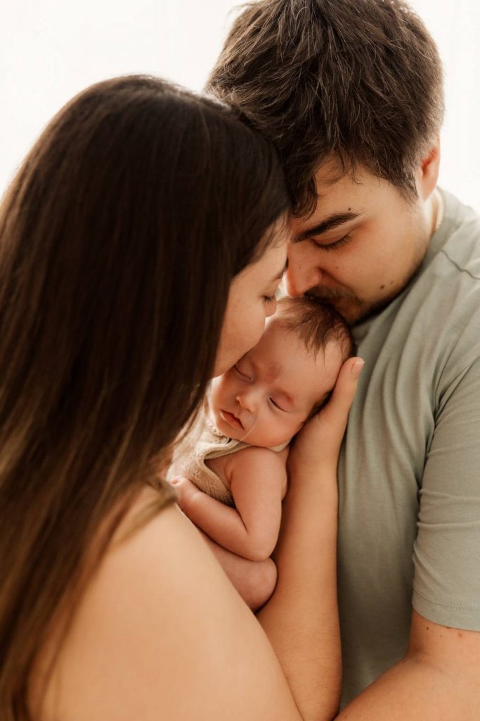 Baby gehalten von Mama und Papa beim Babyshooting