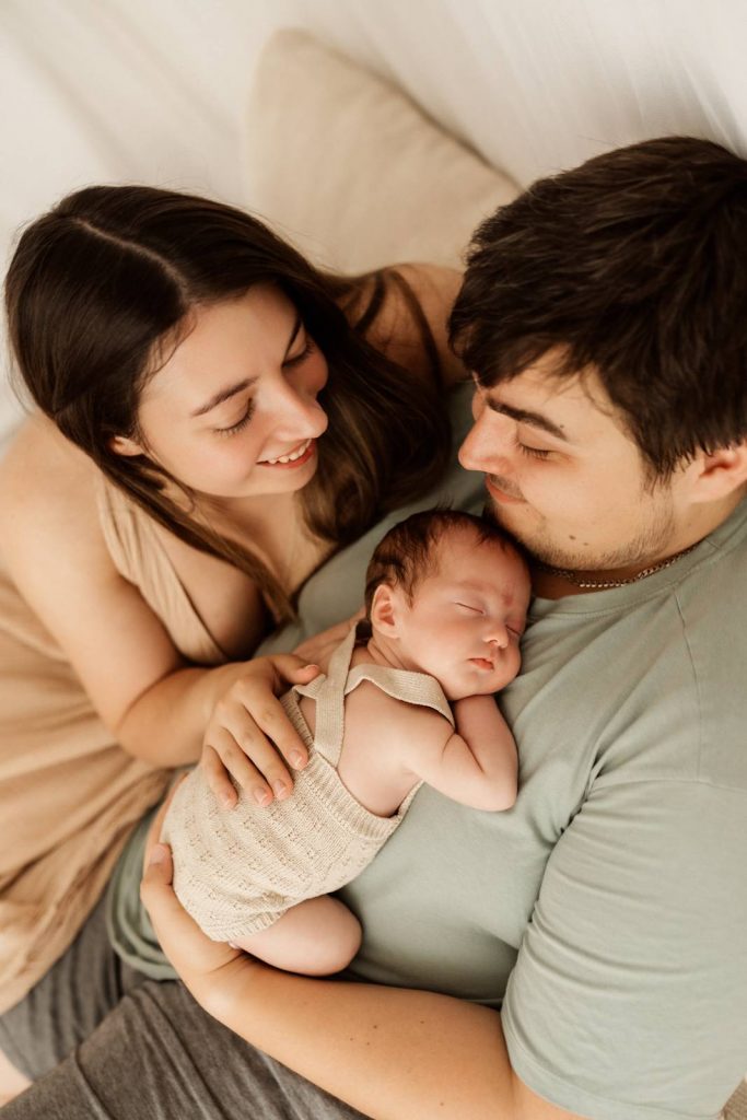 Baby gehalten von Mama und Papa beim Babyshooting