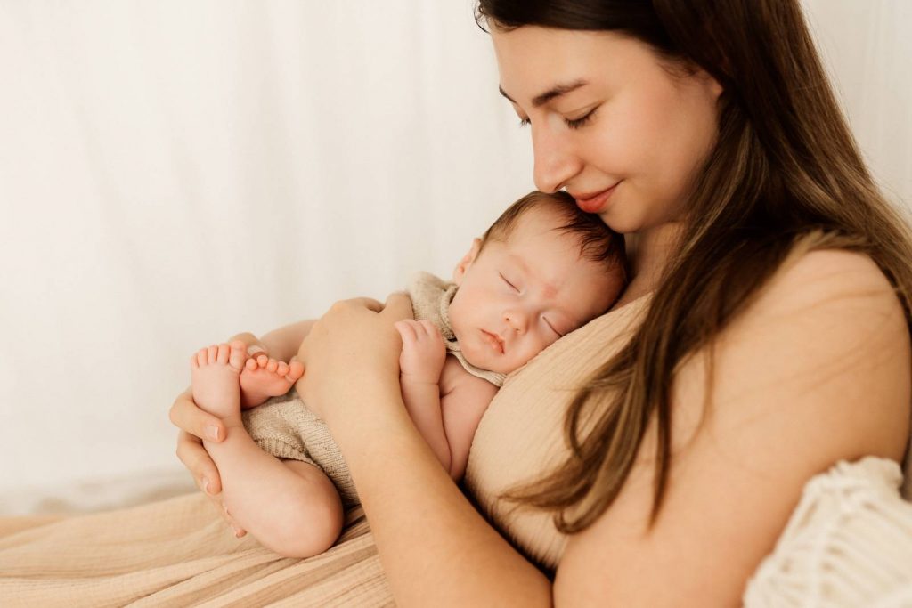 Baby gehalten von Mama beim Babyshooting