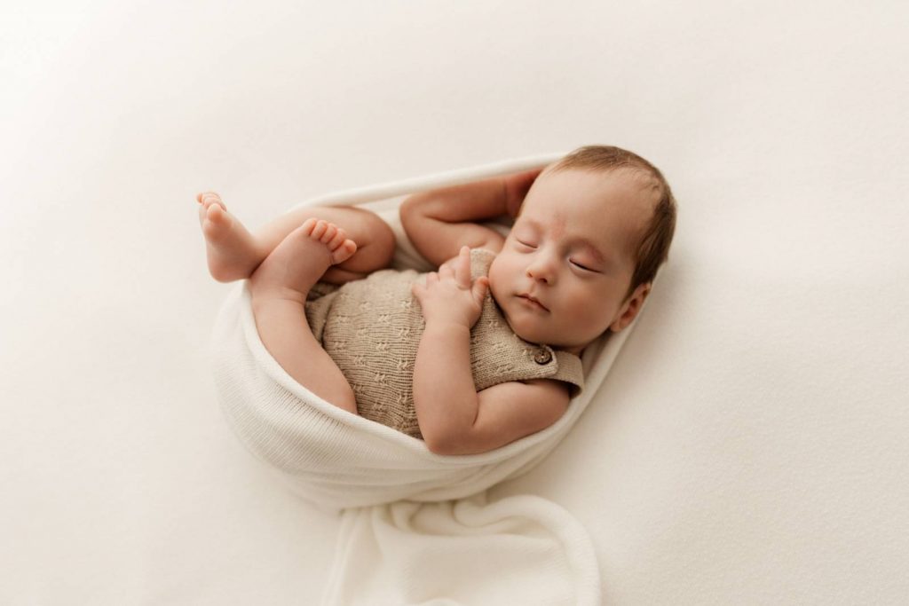 neugeborenes Baby schlafend auf einer Decke