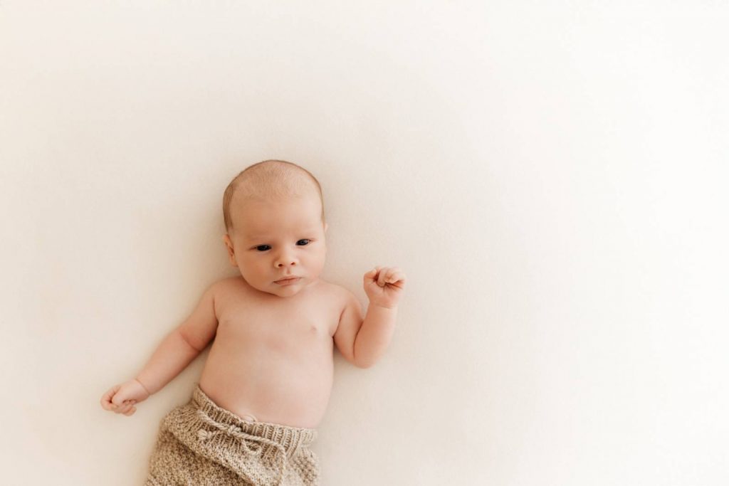 neugeborenes Baby schlafend auf einer Decke