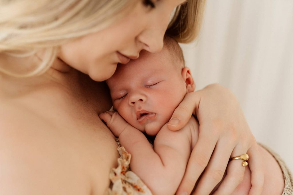 Baby gehalten von Mama beim Babyshooting