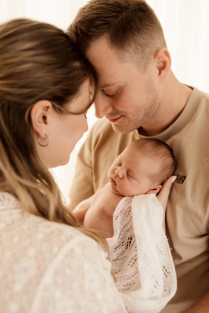 Baby gehalten von Mama und Papa beim Babyshooting